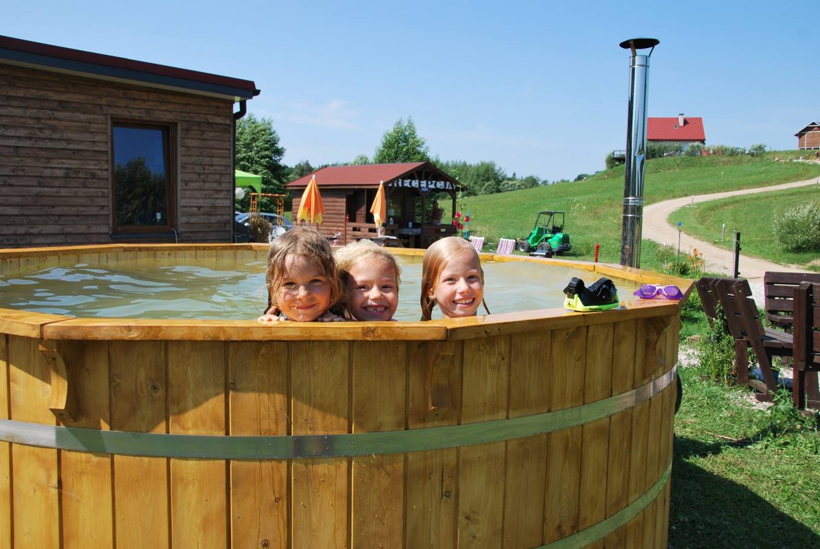 Děti v koupacím sudu