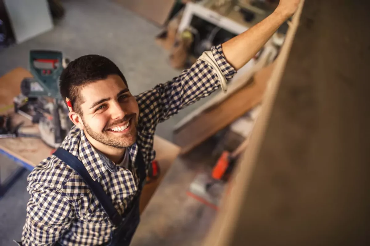 Výroba sauny na klíč - řemeslník